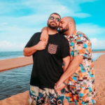 Fernando Poli e Tiago juntos em praia na Bahia