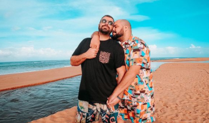 Fernando Poli e Tiago juntos em praia na Bahia