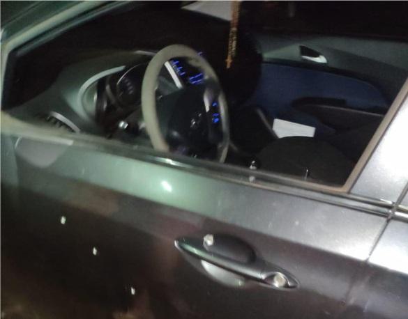 Carro da vítima com marcas de tiros (Via WhatsApp)