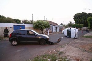 Carro ficou capotado na rua