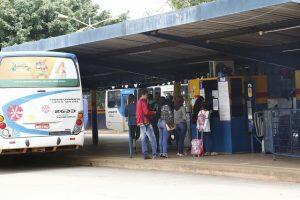Passageiros em terminal de ônibus. (Marcos Ermínio