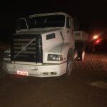 O caminhão da vítima foi abandonado pelos ladrões (Foto: Divulgação)
