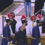 Bombeiros levam caixão de Marília Mendonça para o cemitério Parque Memorial