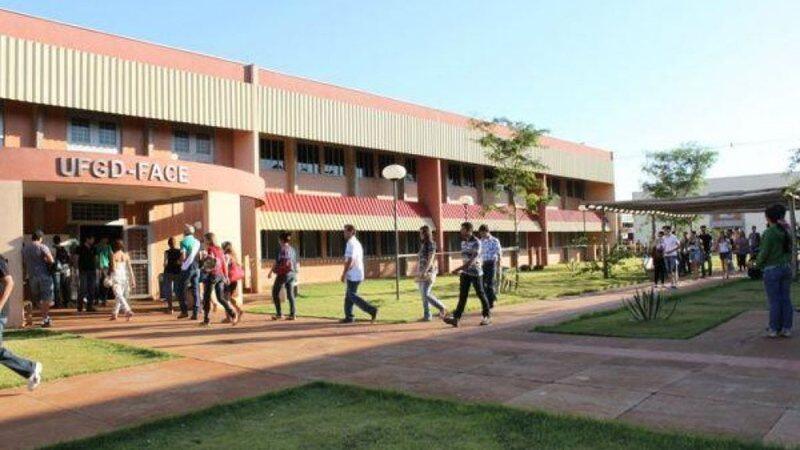Os 12 estudantes queriam circular pela universidade sem apresentar comprovante de vacinação.