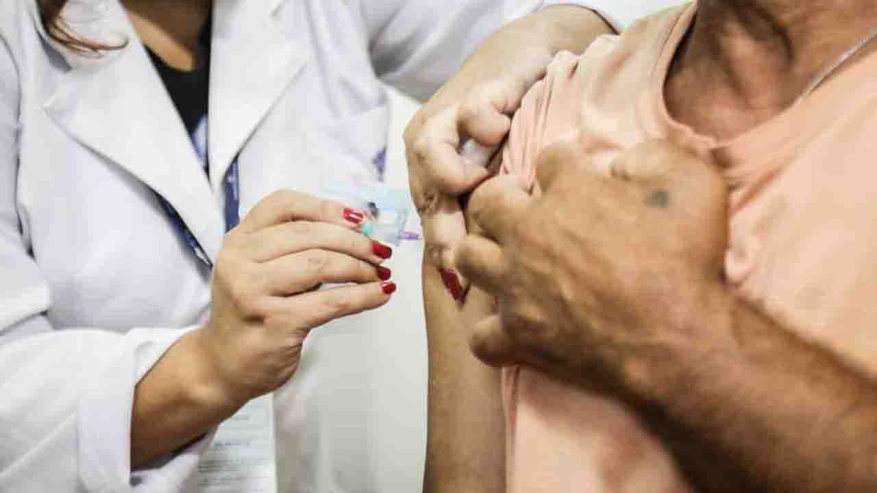 Idosos a partir de 60 anos que tenham tomado vacina há 6 meses poderão receber 3ª dose