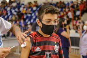 Adolescentes de 12 anos ou mais podem se vacinar na tarde desta quarta-feira.