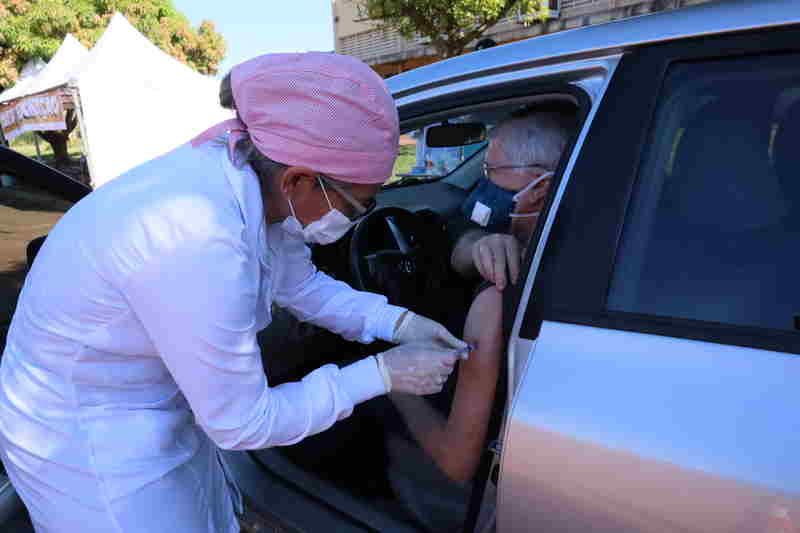 Idosos também recebem doses de reforço contra o coronavírus