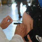 Adolescentes também recebem a primeira dose