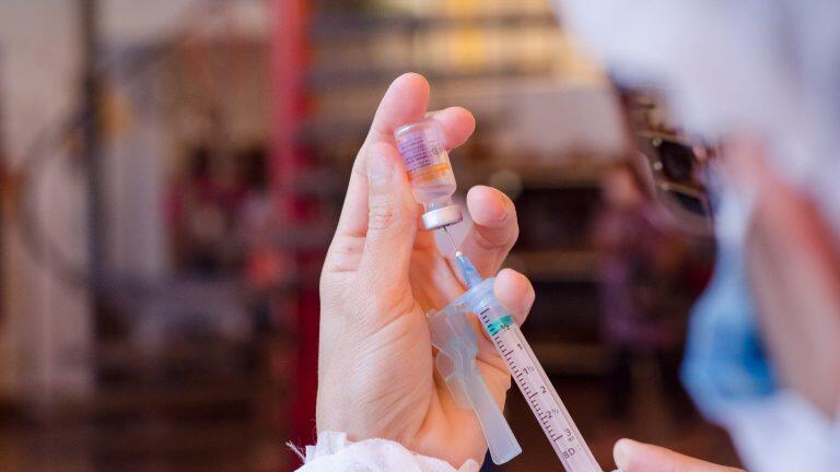 EUA já vão começar a aplicar a 3ª dose no mês que vem