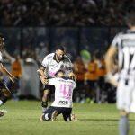 Bruno Gomes ajoelha para comemorar seu primeiro gol como profissional (Foto: Rafael Ribeiro/Vasco)