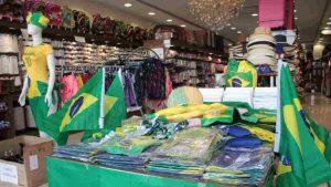 Itens com tema do Brasil já tomam conta de lojas no Centro