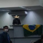 Vereador Sandro Benites de chapéu durante discurso