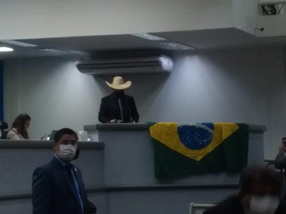 Vereador Sandro Benites de chapéu durante discurso