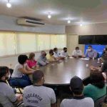 Assinatura reuniu agentes e lideranças no gabinete do prefeito