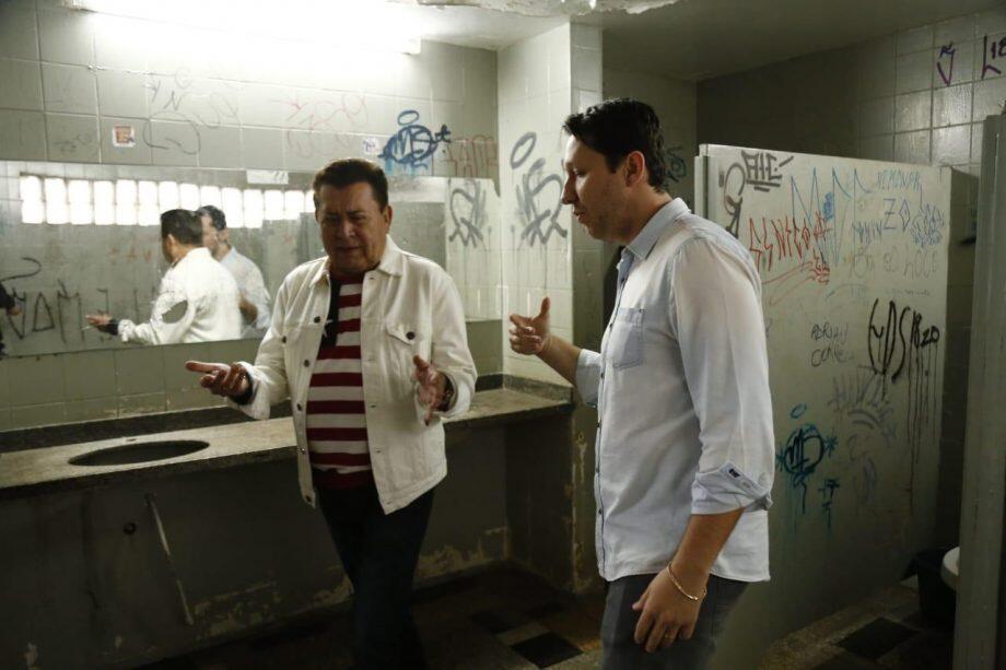 Valdir Gomes e Junir Longo no banheiro do Terminal Bandeirantes (Foto: Leonardo de França)