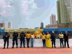 Equipe foi em conjunto para ato e vestida em alusão à campanha