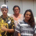 Alexsandra e seus dois filhos: um menino de 16 anos e uma menina de 13