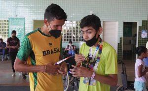 Medalhista das paralimpíadas de Tóquio conversando com atleta de Campo Grande