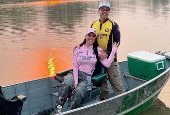 Zezé di Camargo e Graciele Lacerda pescando em MS