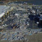 Imagem aérea mostra o colapso de parte da estrutura de um armazém da Amazon
