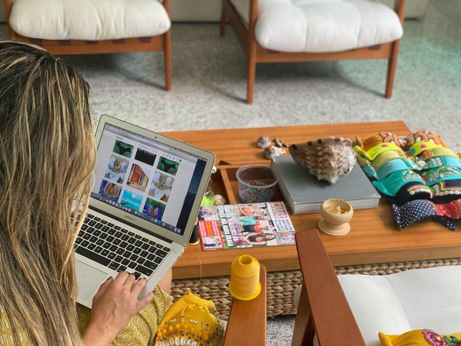A estilista e empresária Lia Presenti faz sucesso com vendas de moda praia pelo Instagram