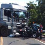 Carro ficou completamente destruído e três pessoas da mesma família morreram