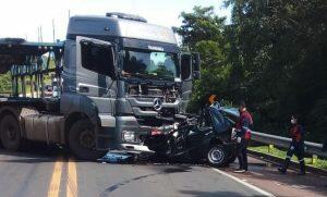Carro ficou completamente destruído e três pessoas da mesma família morreram
