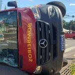Ambulância tombou com a batida