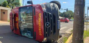 Ambulância tombou com a batida