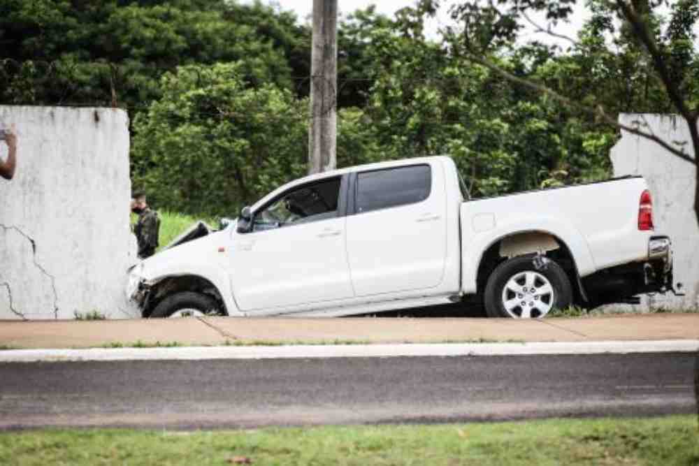 Muro foi derrubado com o impacto da batida