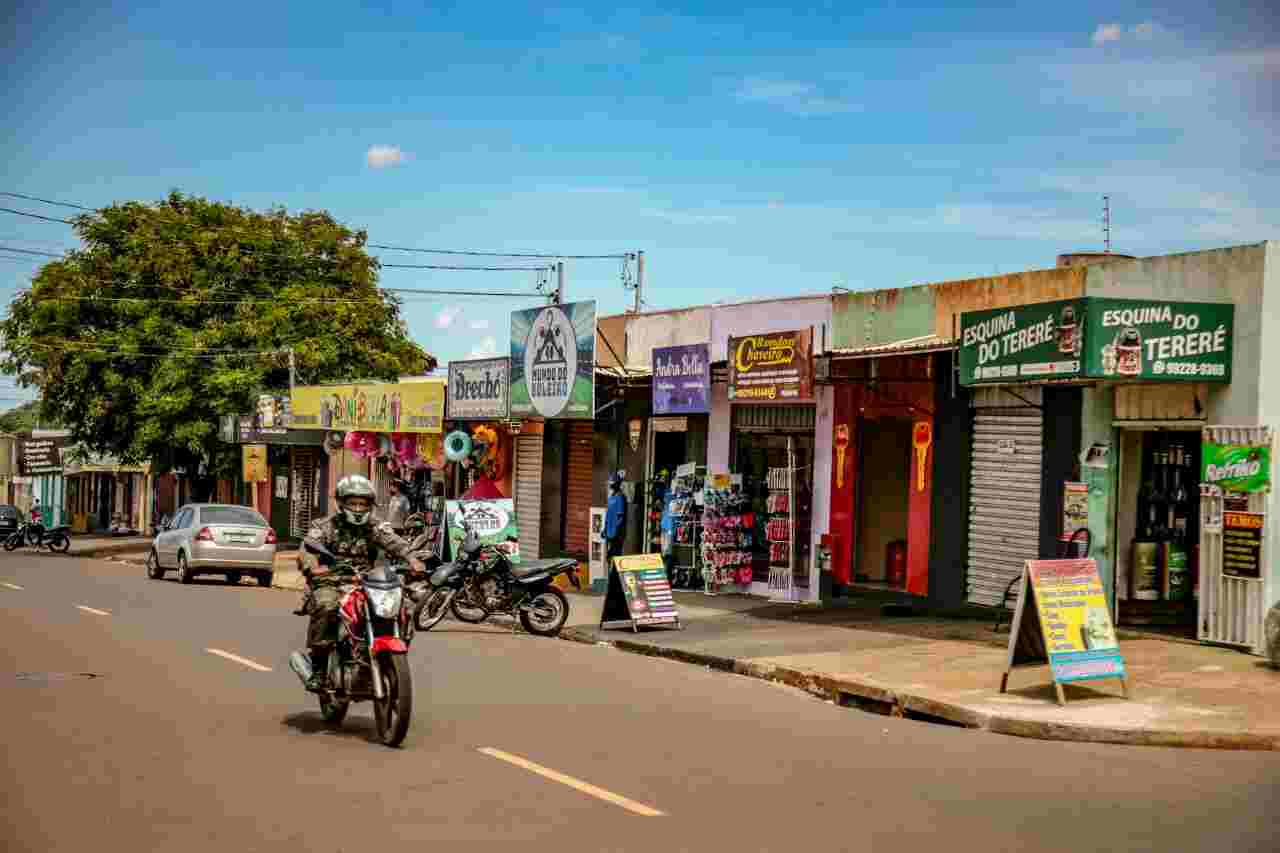 Avenida Rachel de Queiroz é uma das principais vias de comércio dentro do bairro.