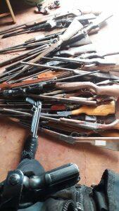 Armas apreendidas durante a ação da polícia.