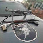 Armas de fogo foram apreendidas na residência