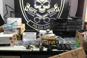 Armas e objetos furtados foram apreendidos na ação