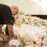 Doações de alimentos perecíveis vão para desabrigados na Bahia
