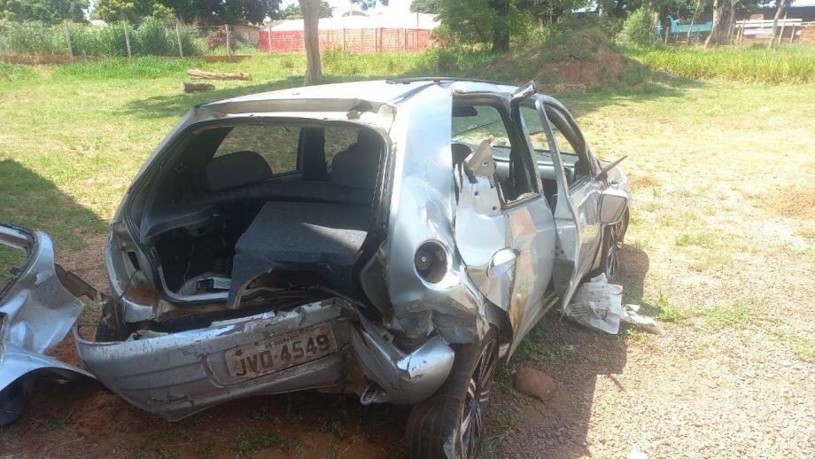 Carro da professora ficou completamente destruído.