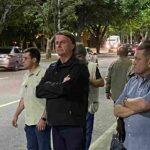 Bolsonaro em ponto de ônibus no Rio