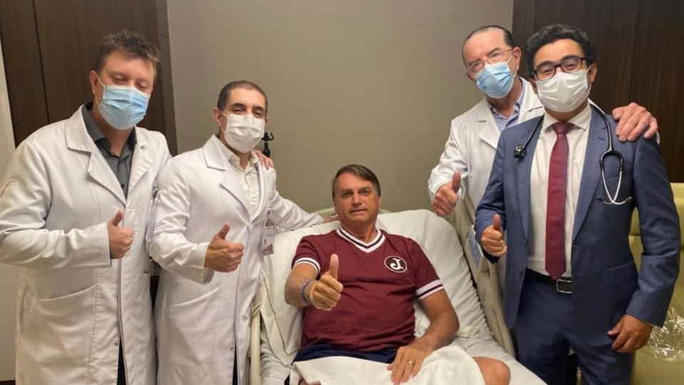 Bolsonaro ao lado dos médicos