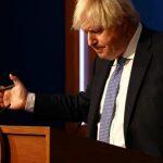 Primeiro-ministro britânico Boris Johnson em entrevista coletiva em 8 de dezembro de 2021 em Londres