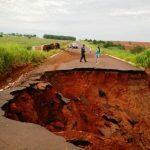 Foto meramente ilustrativa da cratera em uma rodovia