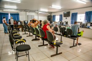 Fila de beneficiários no Centro de Cadastro Único.