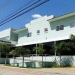 Mãe de gestante diz que houve negligência da maternidade que resultou nas mortes da filha e do bebê.