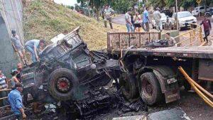Acidente aconteceu no viaduto sobre a BR-267