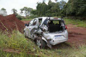 O motorista do Peugeot bateu em um Fiat Uno e não prestou socorro às vítimas.