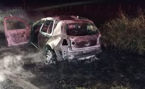 Golf ficou destruído depois de bater em carreta e pegar fogo