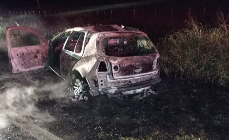 Golf ficou destruído depois de bater em carreta e pegar fogo