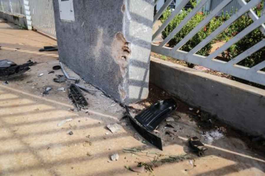 Carro atingiu o muro da residência