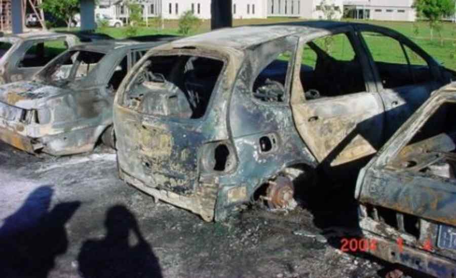 Carros foram incendiados no atentado