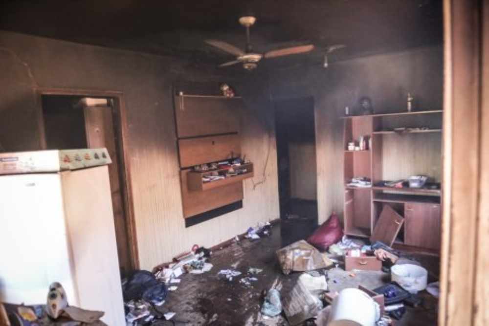 Casa estava vazia e foi incendiada