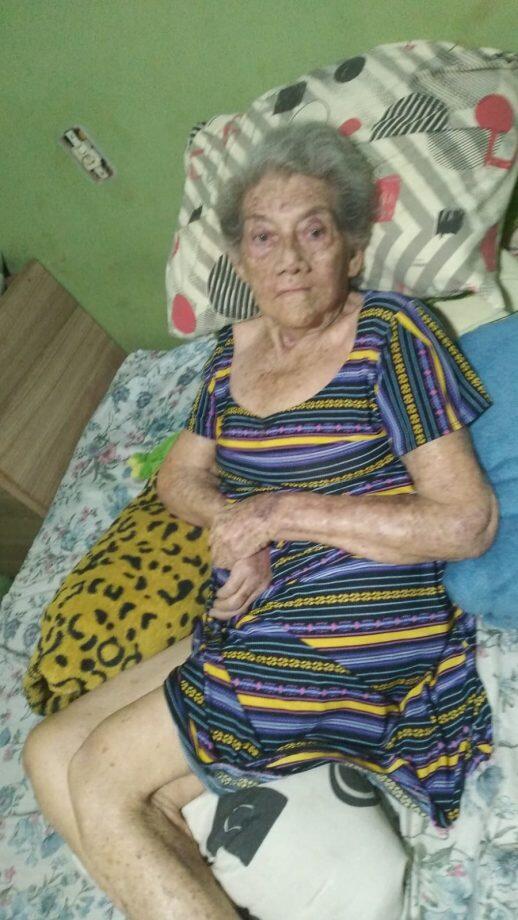 Idosa precisa urgentemente de uma cadeira de rodas.